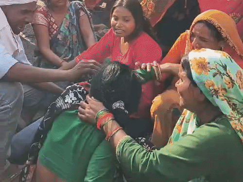 
                 टैंकर की टक्कर से बाइक सवार तीन युवकों को मौत:कानपुर में अंतिम संस्कार में शामिल होने जा रहे थे, गुस्साए ग्रामीणों ने मुगल रोड किया जाम 
            