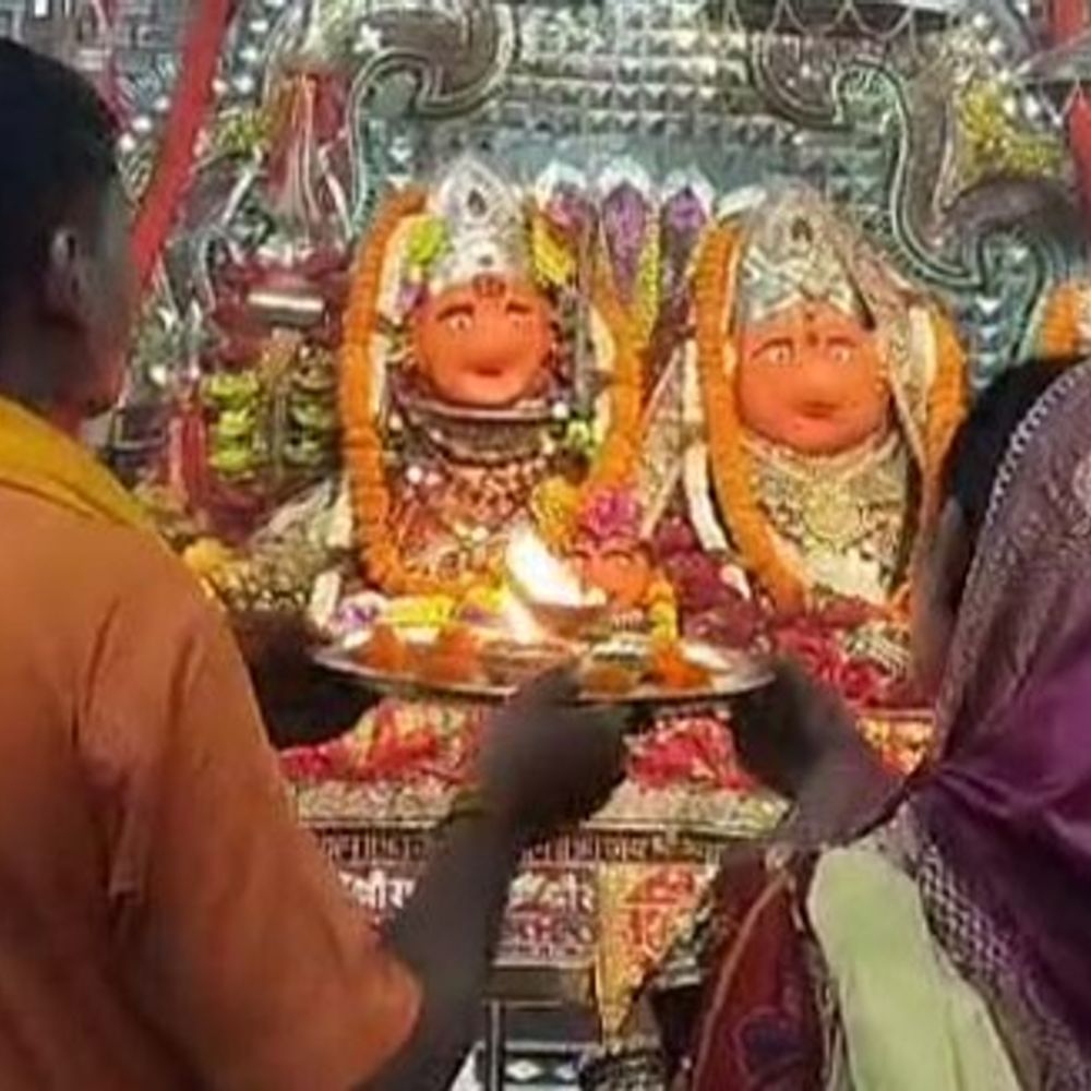 रायगढ़ में माता के जयकारे से गूंज रहे देवी मंदिर:  मां बंजारीधाम, बूढ़ी माई मंदिर में मनोकामन ज्योत प्रज्वलित, देवी मंदिरों में श्रद्धालुओं का लगा तांता – Raigarh News