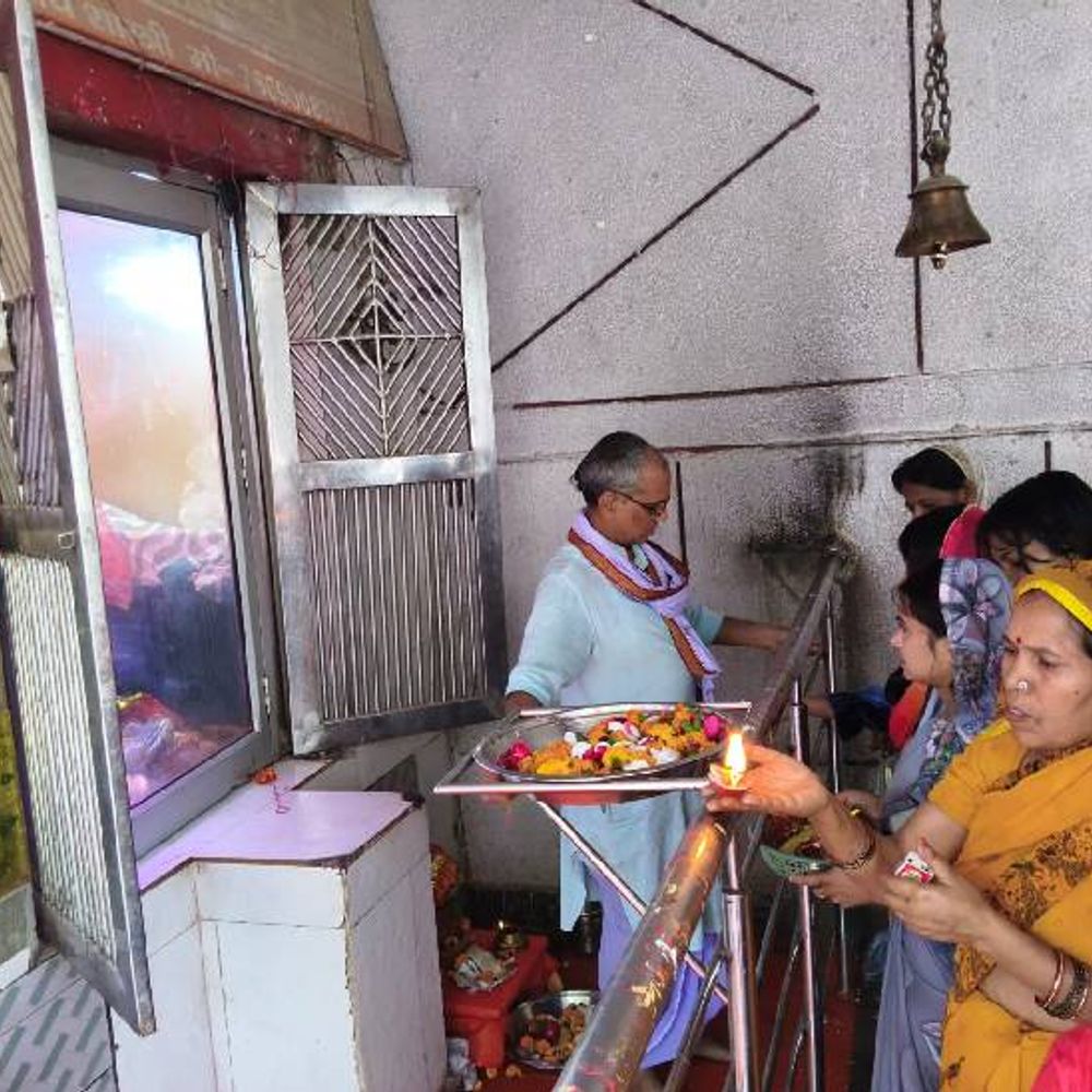 नोएडा में कलश स्थापना के साथ शुरू हुई चैत्र नवरात्रि:श्रद्धालुओं ने लगाए माता रानी के जयकारें, मंदिरों में किए गए विशेष इंतज़ाम