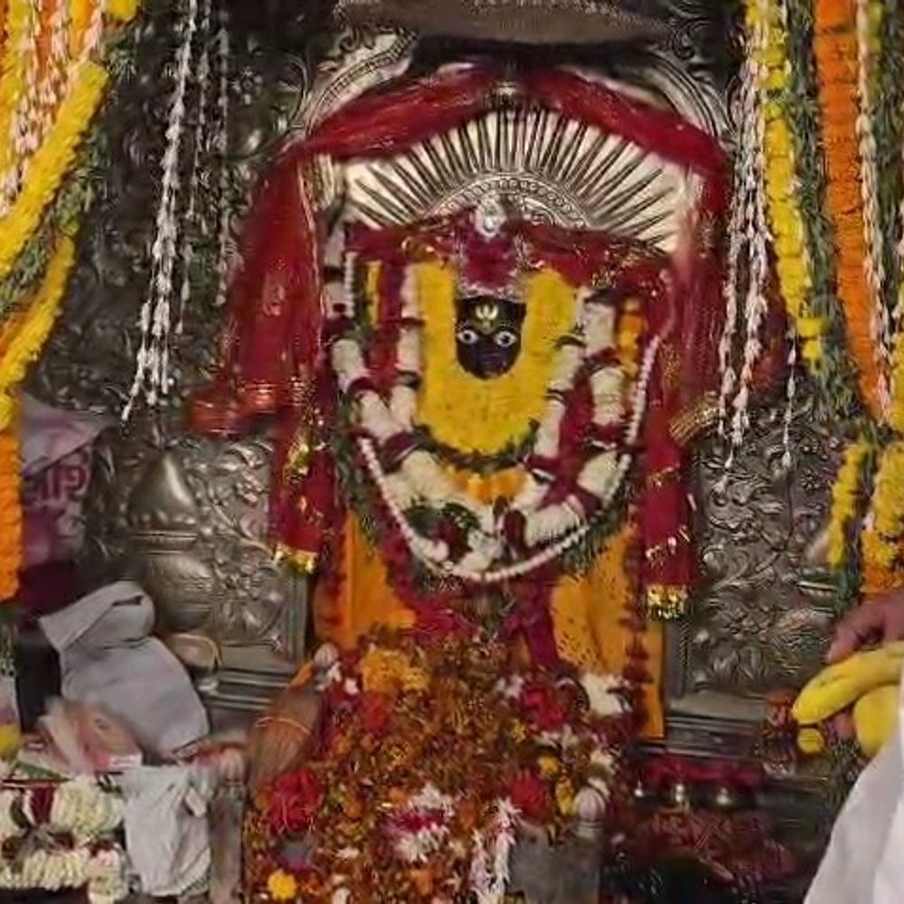 आजमगढ़ के दक्षिणमुखी मंदिर में उमड़ी भक्तों की भीड़:200 वर्ष से अधिक पुराने मंदिर में लगता है नवरात्र में भक्तों का मेला