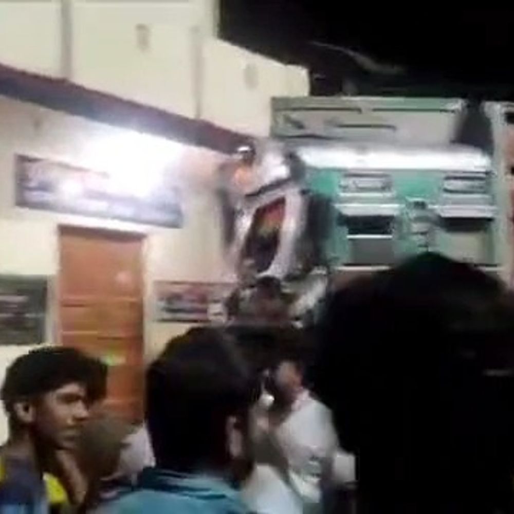 आजमगढ़ में पुलिस बूथ में घुसा ट्रक:ट्रक पिकअप की टक्कर में चालक घायल जांच में जुटी पुलिस