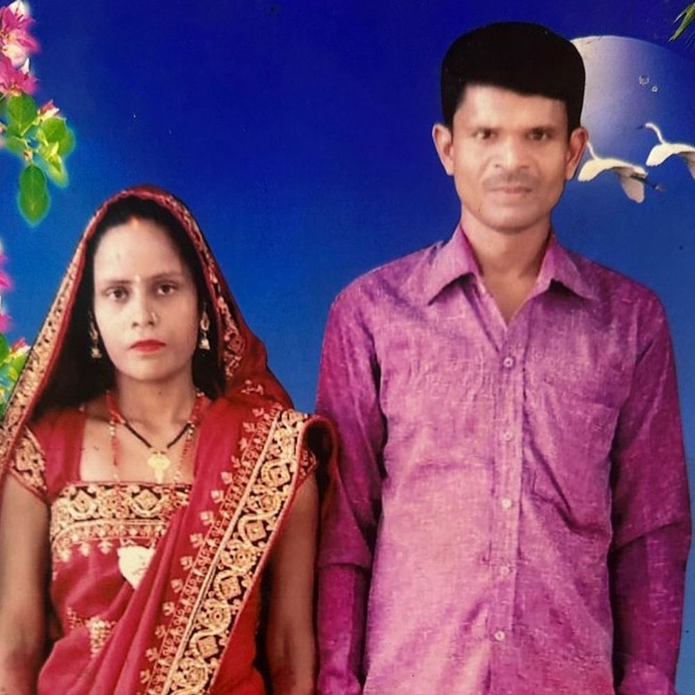 मोबाइल से बात… शक में पत्नी को मार डाला:डंडे से पीटा, सिर लड़ाकर गला घोंटा, 5 घंटे मां के शव के पास लेटे रहे दोनों भाई