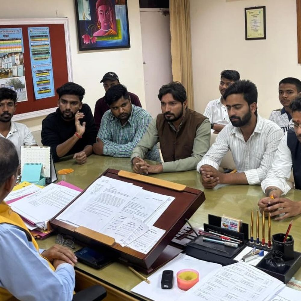 CCSU में AI से कॉपी जांच के फैसले पर बवाल:मेरठ में छात्र नेताओं ने कुलसचिव कार्यालय पर प्रदर्शन कर फैसले को बताया अन्यायपूर्ण