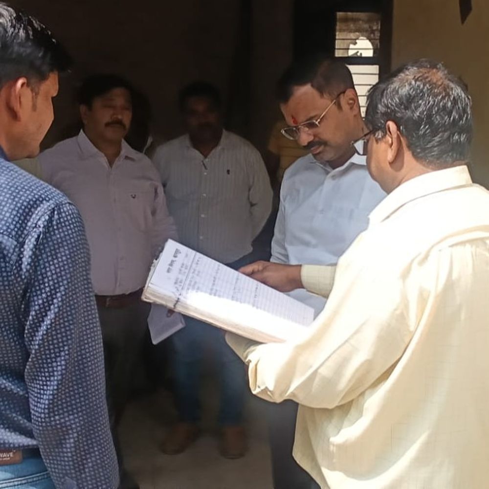 नगर आयुक्त को बारातशाला में उखड़ा मिला प्लास्टर:निरीक्षण के दौरान भैरव घाट में मिली झाड़ियां व गंदगी