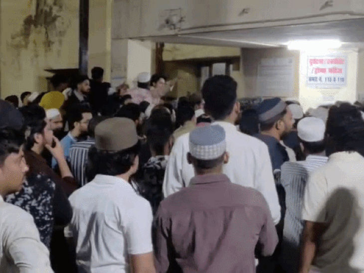 
                 आगरा में ट्रक ने तीन एक्टिवा सवारों को रौंदा:दो की मौके पर मौत, एक घायल; ट्रक ड्राइवर फरार 
            