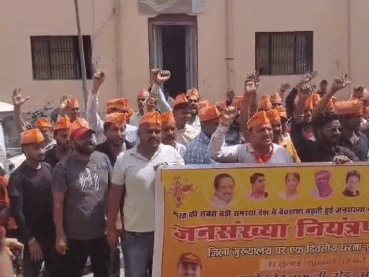 
                 हनुमान जी मूर्ति हटाने पर एसीपी इमरान पर भड़के लोग:साम्प्रदायिक मानसिकता के लगाए आरोप,कार्रवाई की मांग 
            