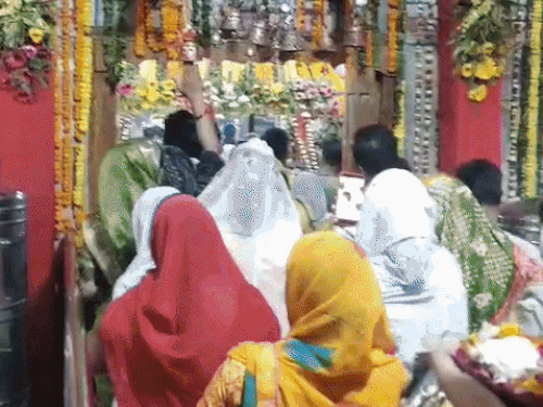 
                 प्रयागराज अलोप शंकरी मंदिर में उमड़ी भक्तों की भीड़:चैत्र नवरात्रि के पहले दिन मां शैलपुत्री स्वरूप का विशेष श्रृंगार 
            