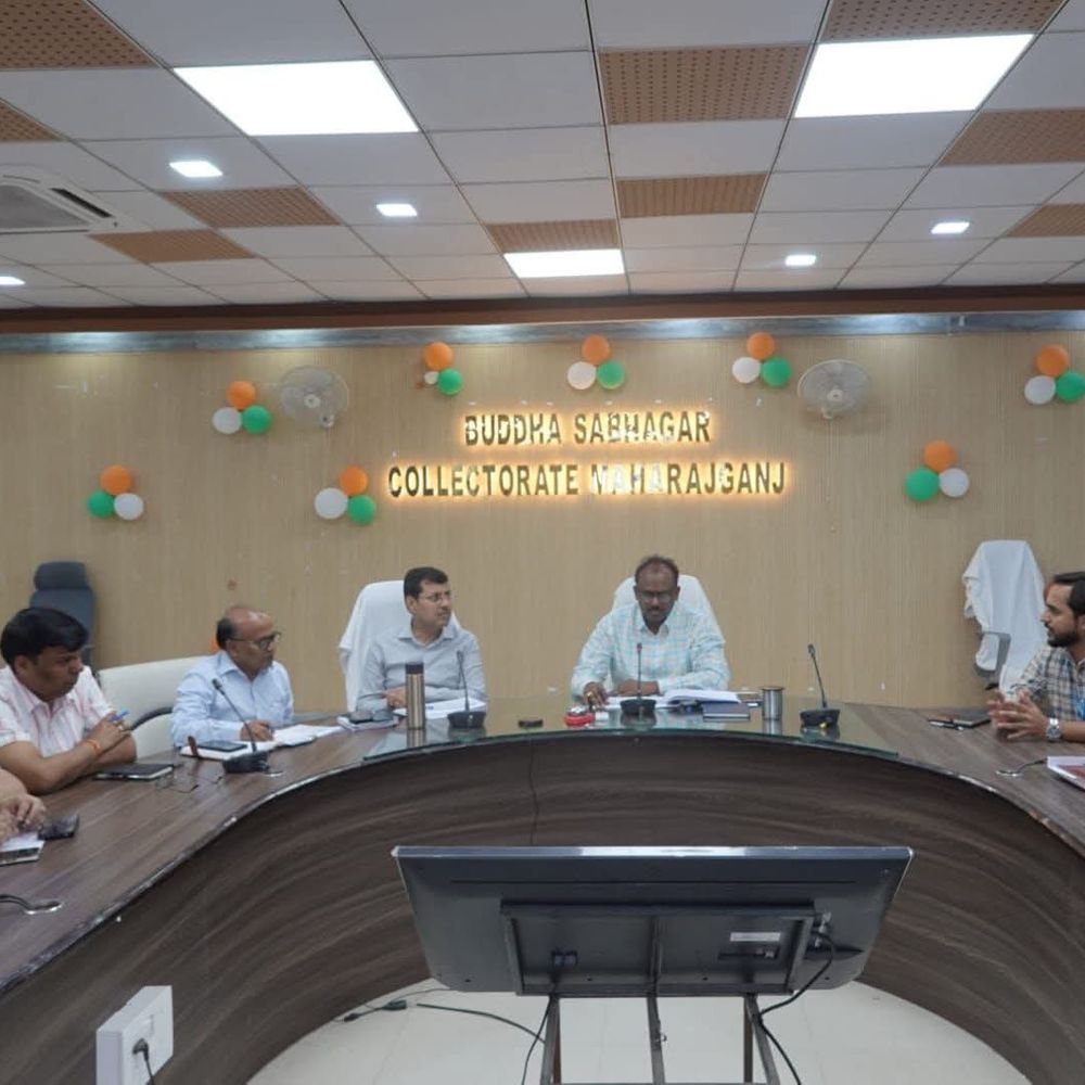 संचारी रोगों के खिलाफ डीएम संतोष शर्मा का कड़ा रुख:महाराजगंज में 'दस्तक अभियान' के सफल संचालन हेतु दिए निर्देश