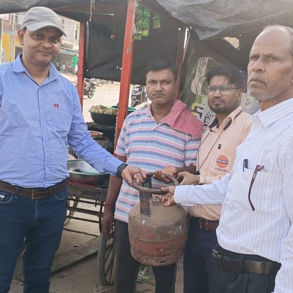 कन्नौज में गैस कमी: प्रशासन ने बांटे छोटे कमर्शियल सिलेंडर:व्यापार सुचारु रखने को जिला पूर्ति विभाग की पहल