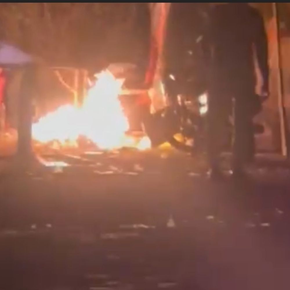 बैरागढ़ मेला परिसर में गैस सिलेंडर में आग लगी:जालौन में दुकान में रखे सिलेंडर से लपटें उठीं, लोगों ने काबू पाया