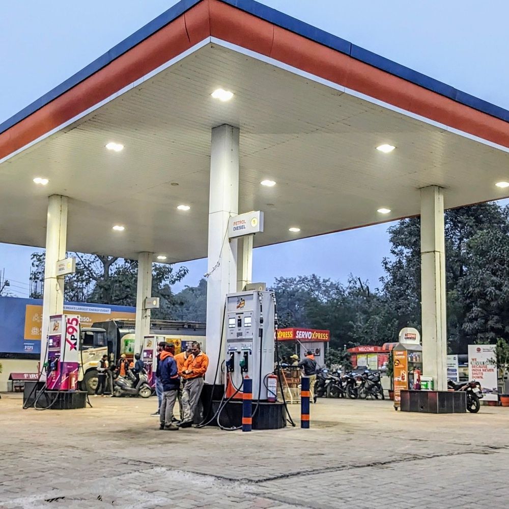 लखनऊ में प्रीमियम पेट्रोल महंगा, ₹2.35 तक बढ़े दाम:सामान्य पेट्रोल जस का तस, प्रीमियम ईंधन पर बढ़ा बोझ, अंतरराष्ट्रीय हालात का असर