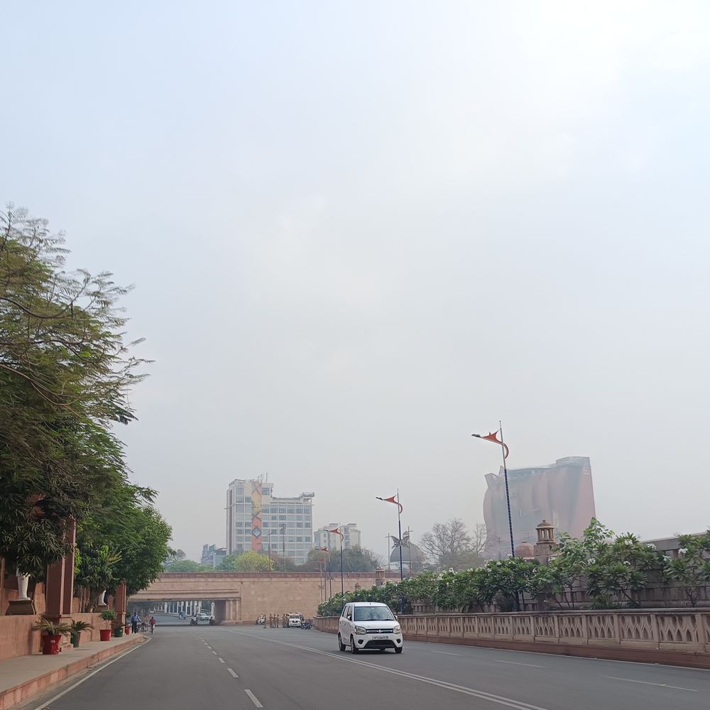 लखनऊ में सुबह से छाए बादल:दिन में बारिश के आसार, धूलभरी आंधी करेगी परेशान, मौसम विभाग का यलो अलर्ट