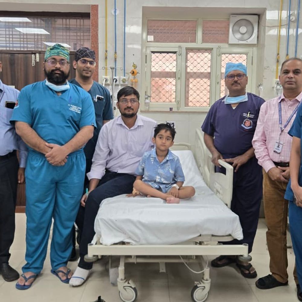 केजीएमयू में 7 साल के बच्चे की रोबोटिक सर्जरी:अंडकोष में था हर्निया, 60 हजार रुपए में हुआ उपचार, कुलपति ने दी बधाई