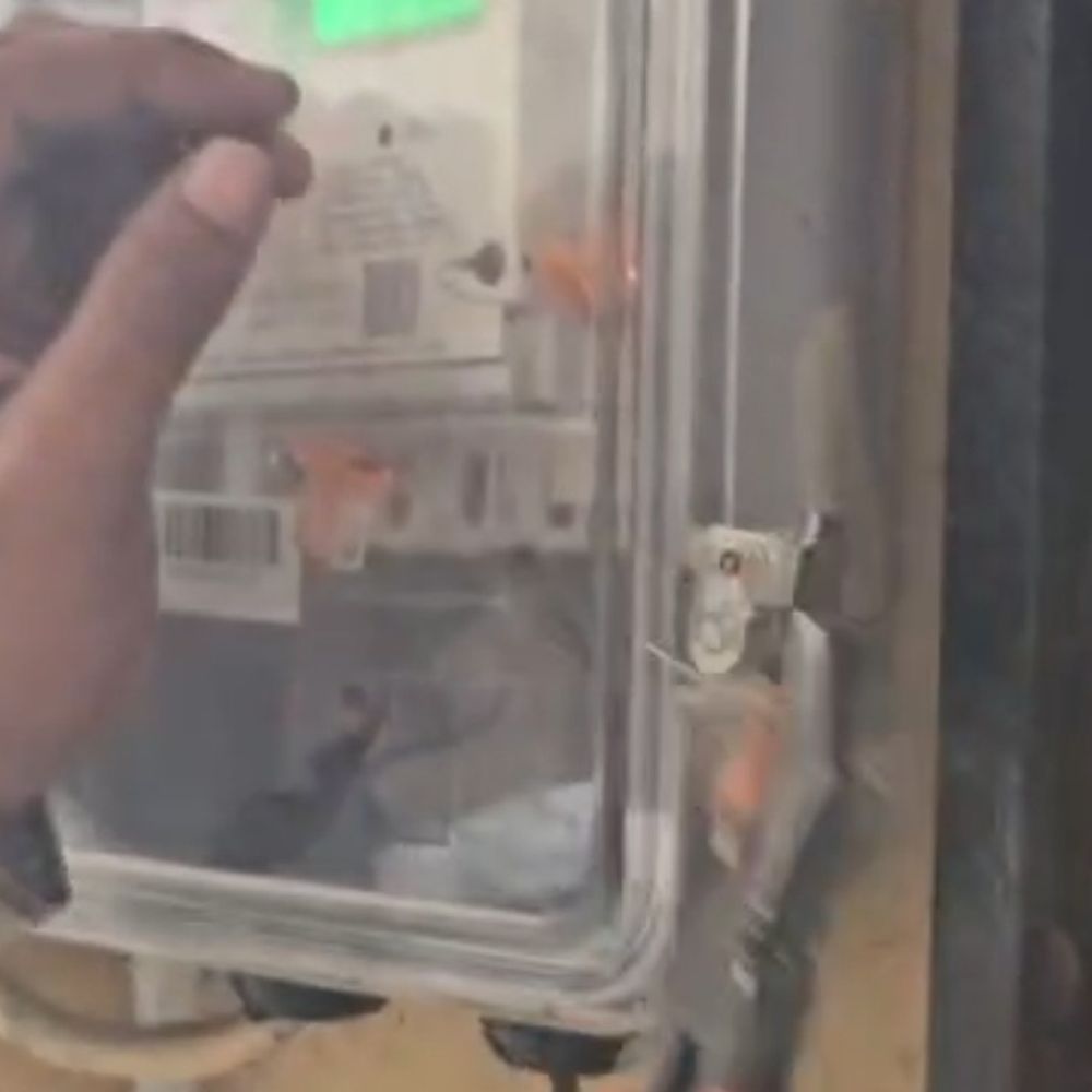 लखनऊ में बिजली चोरी के खिलाफ अभियान:प्रीपेड मीटर में बिल माइनस जाने से कटा, स्मार्ट मीटर को बायपास कर जोड़ा था कनेक्शन