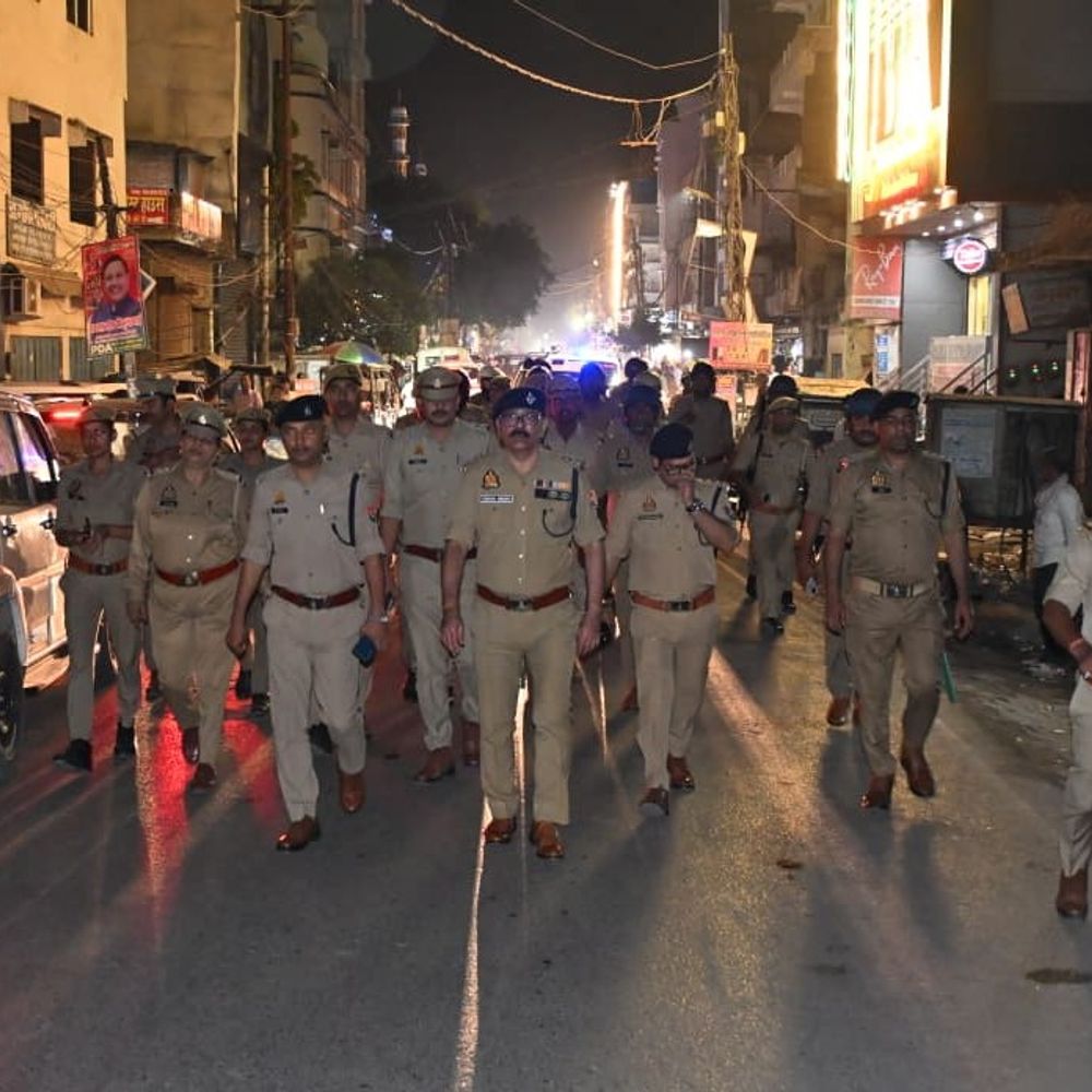 बलिया में एसपी ने किया फ्लैग मार्च:ईद, नवरात्रि-रामनवमी के मद्देनजर लिया जायजा, शांति से त्योहार मनाने की अपील