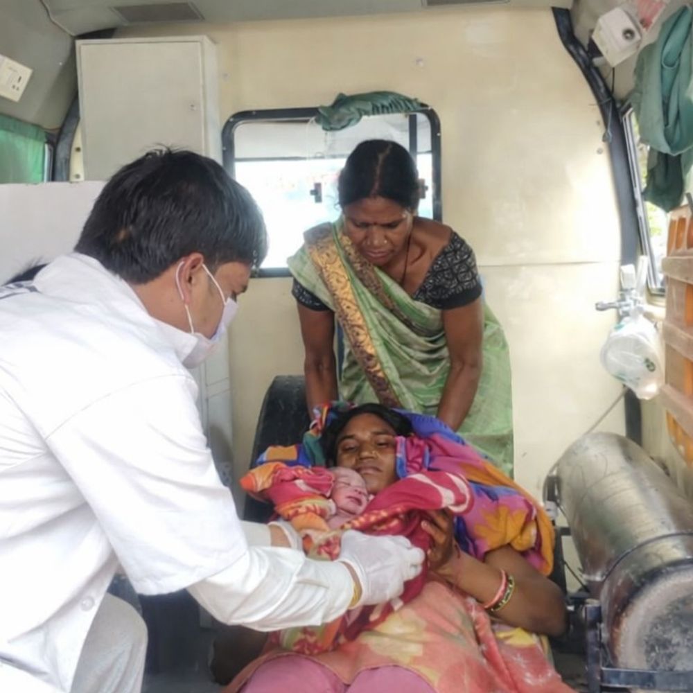 चलती एम्बुलेंस में महिला ने बच्चे को दिया जन्म:कुशीनगर में आशा और EMT की सूझबूझ से जच्चा-बच्चा सुरक्षित