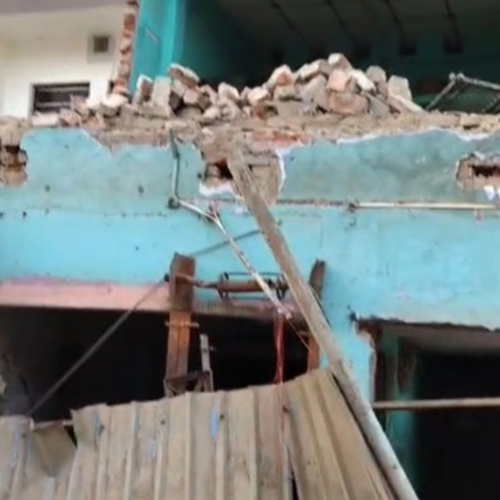 कौशांबी में दीवार गिरने से मजदूर की मौत:तिल्हापुर मोड़ पर हादसा, इलाज के दौरान अस्पताल में तोड़ा दम