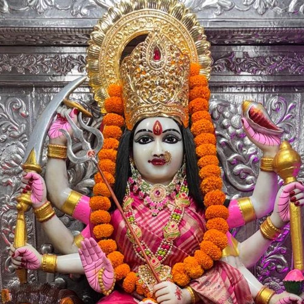 नवरात्रि के दूसरे दिन मां ब्रम्हचारिणी के दर्शन:उन्नाव के मंदिरों में भक्तों की भारी भीड़ उमड़ी, सुबह से लाइनें, गूंजे जयकारे