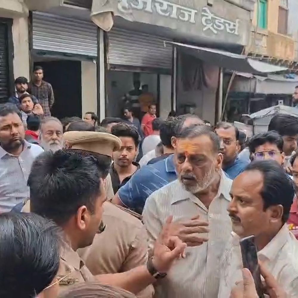 मथुरा में व्यापारियों ने बाजार बंद कर जताया विरोध:सर्राफा कारोबारी को पूछताछ के लिए ले गई थी पुलिस