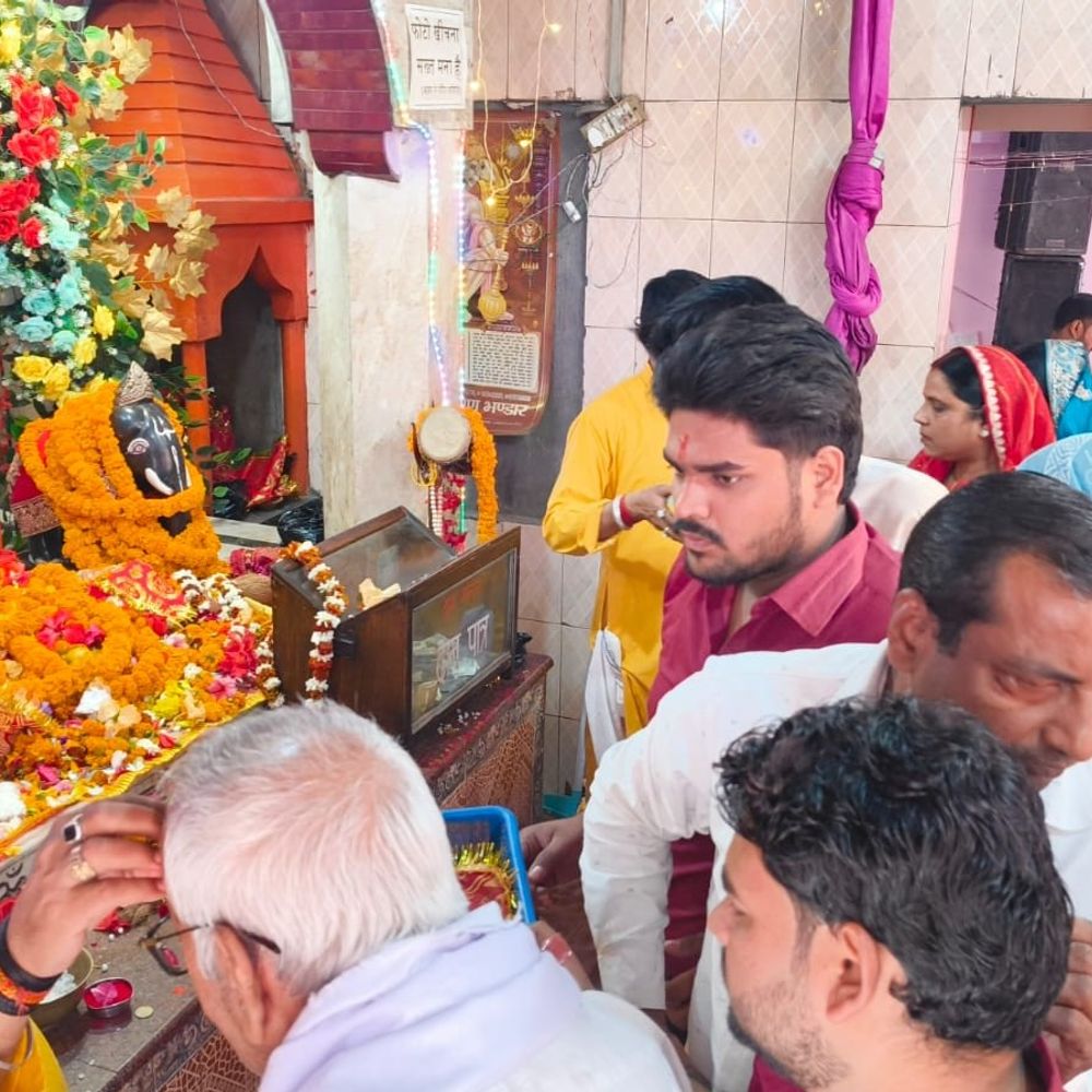 महराजगंज में मां ब्रह्मचारिणी की पूजा:नवरात्रि के दूसरे दिन मंदिरों में उमड़ी श्रद्धालुओं की भारी भीड़, गूंजे जयकारे