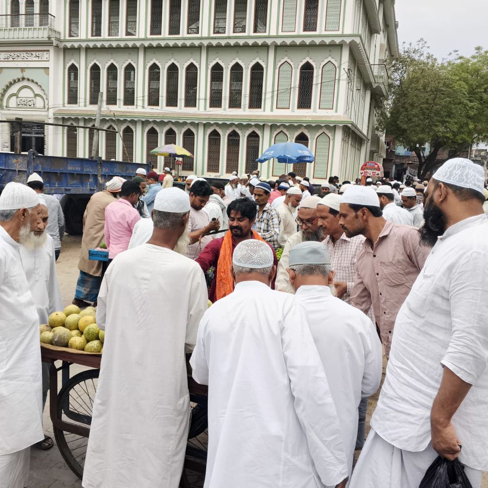 मऊ में अलविदा जुम्मा की नमाज शांतिपूर्ण संपन्न:कड़ी सुरक्षा के बीच रोजेदारों की भारी भीड़ उमड़ी, पुलिस बल रहा तैनात