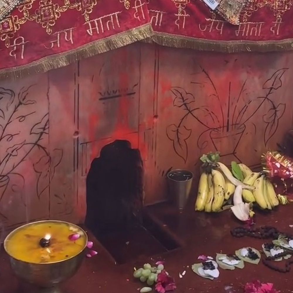 गोंडा में चैत्र नवरात्रि के दूसरे दिन मंदिरों में भीड़:मां ब्रह्मचारिणी के दर्शन कर ले रहे आशीर्वाद, सुरक्षा के पुख्ता इंतजाम