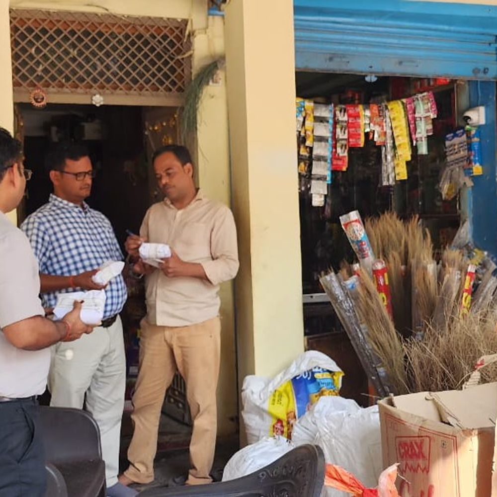 नवरात्र में खाद्य सुरक्षा विभाग की सख्त:दुकानों पर की छापेमारी, साबूदाना-घी समेत कई खाद्य पदार्थों के नमूने लिए