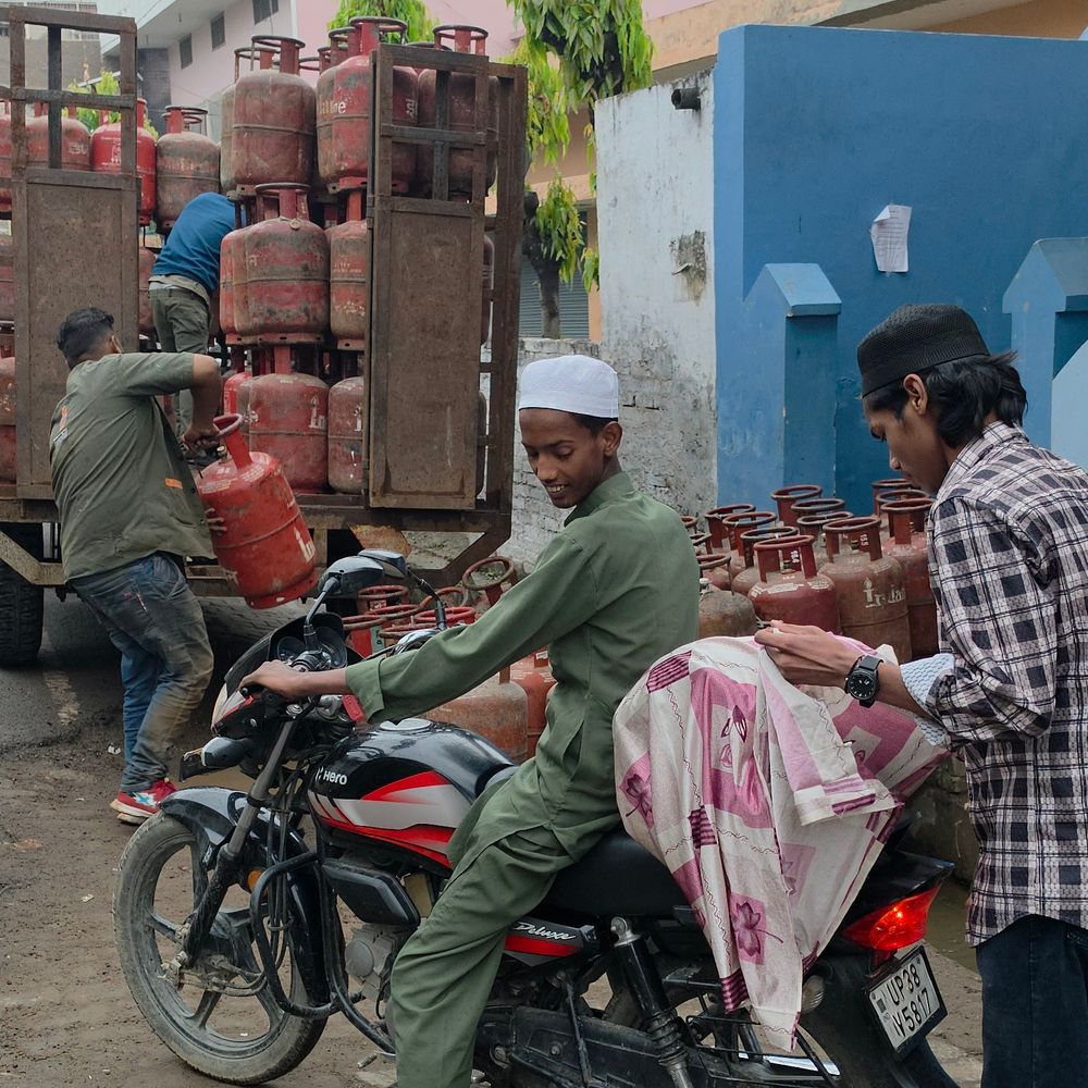 संभल में ईद पर बुकिंग होते ही गैस सिलेंडर मिला:एजेंसियों पर प्रतिदिन KYC शुरू, बारिश से कम पहुंचे उपभोक्ता