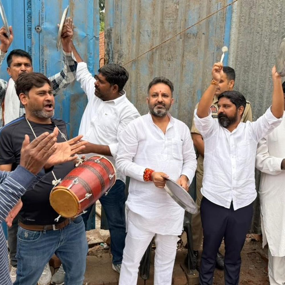 आगरा के धोबी की बगीची जमीन के लिए प्रदर्शन:कांग्रेसियों ने कीर्तन कर की ताला खुलवाने की मांग, स्थानीय लोकेश गुप्ता पर जमीन कब्जाने का आरोप