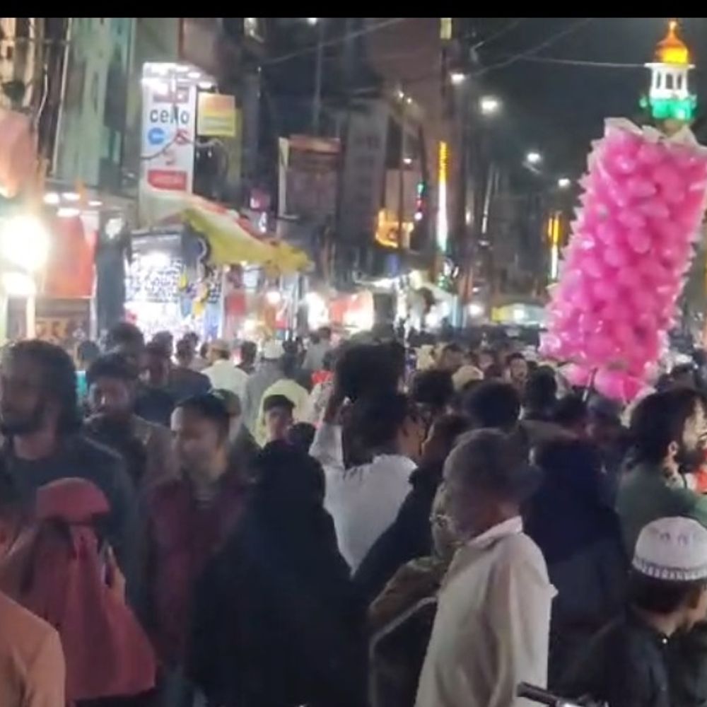 बहराइच में ईद की पूर्व संध्या पर बाजारों में भीड़:कपड़े-जूते और सेवई की खरीदारी, ईदगाह में 9:30 बजे होगी नमाज