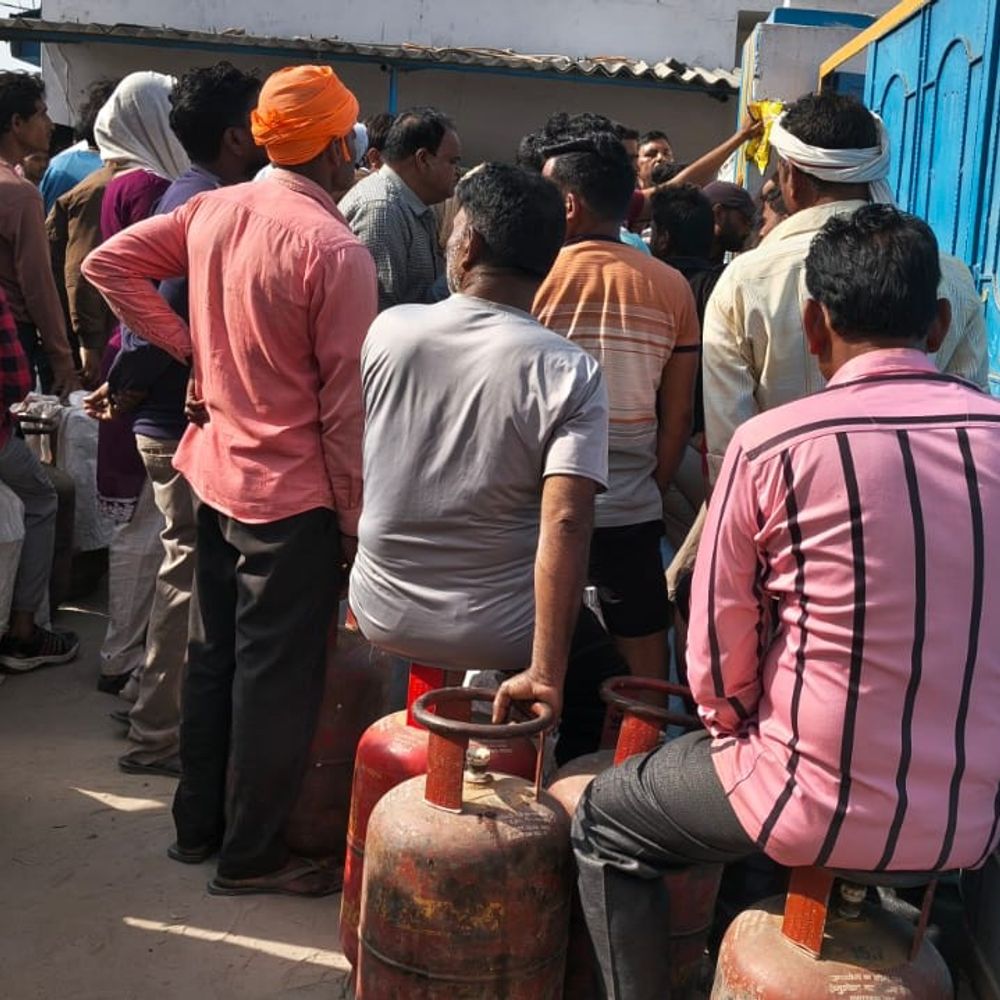 गोंडा में एलपीजी गैस सिलेंडर वितरण लेकर कंट्रोल रूम स्थापित:जिला पूर्ति कार्यालय कंट्रोल रूम में लगाई गई अधिकारियों की ड्यूटी