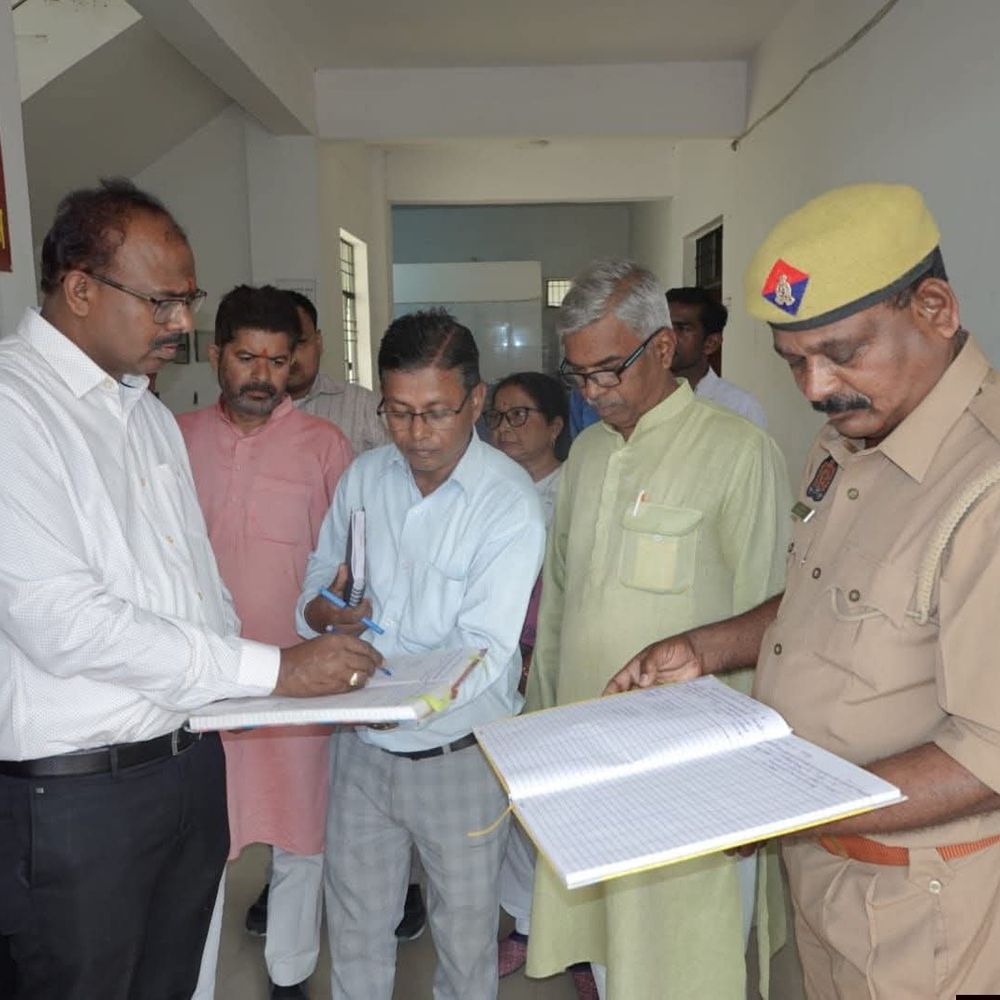 डीएम ने ईवीएम-वीवीपैट वेयरहाउस का तिमाही निरीक्षण किया:महराजगंज में राजनीतिक दलों की मौजूदगी में सुरक्षा व्यवस्था और भंडारण परखी