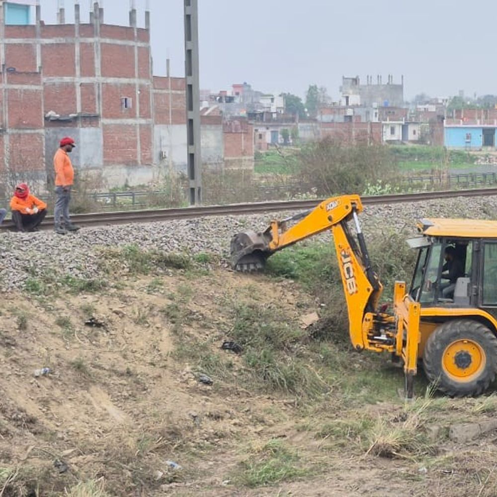 आग की घटनाए रोकने के लिए रेलवे अलर्ट:ट्रैक के आसपास हटाई जा रही घास-खरपतवार, कई बार शरारती तत्व लगा देते हैं आग
