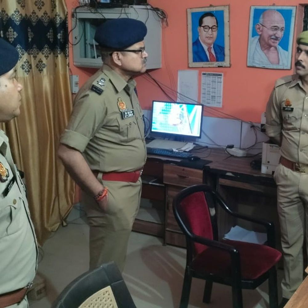 एसपी कासगंज ने ढोलना थाने का निरीक्षण किया:पीड़ितों की शिकायतों के त्वरित निस्तारण के दिए निर्देश