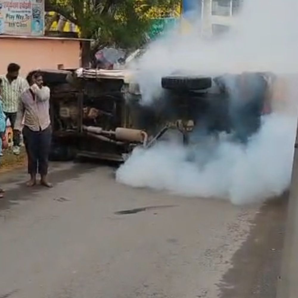 ब्रेक फेल होने से बीच सड़क पिकअप पलटी:फिरोजाबाद में 45 मिनट सर्विस रोड जाम, हाईवे पर उठा धुएं का गुबार