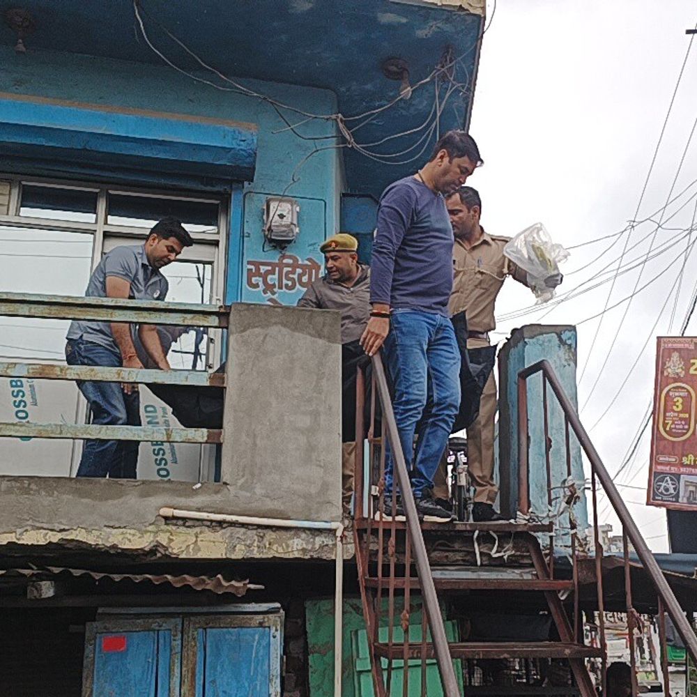 शामली में दुकान के बाहर मिला व्यक्ति का शव:मेरठ-करनाल हाईवे पर विजय चौक का मामला, पुलिस जांच में जुटी