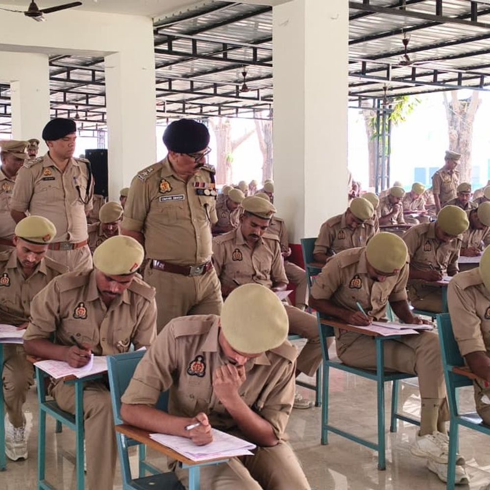 बलिया पुलिस लाइन में आरटीसी प्रशिक्षुओं की परीक्षा:एसपी ओमवीर सिंह ने किया निरीक्षण, नकलविहीन एग्जाम कराने के दिए निर्देश