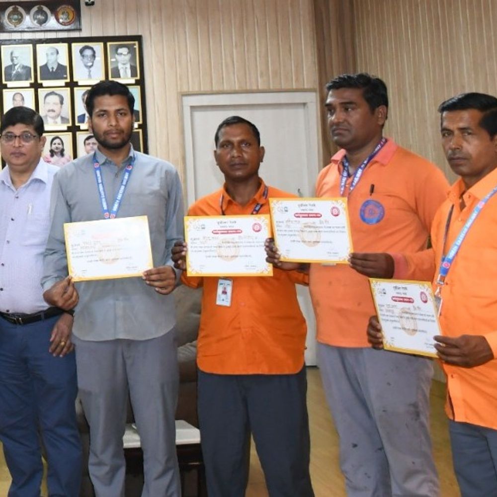 तीन रेलकर्मियों को मिला 'स्टार परफॉर्मर ऑफ द मंथ' अवार्ड:DRM ने सुरक्षित रेल संचालन में उत्कृष्ट कार्य पर किया सम्मानित