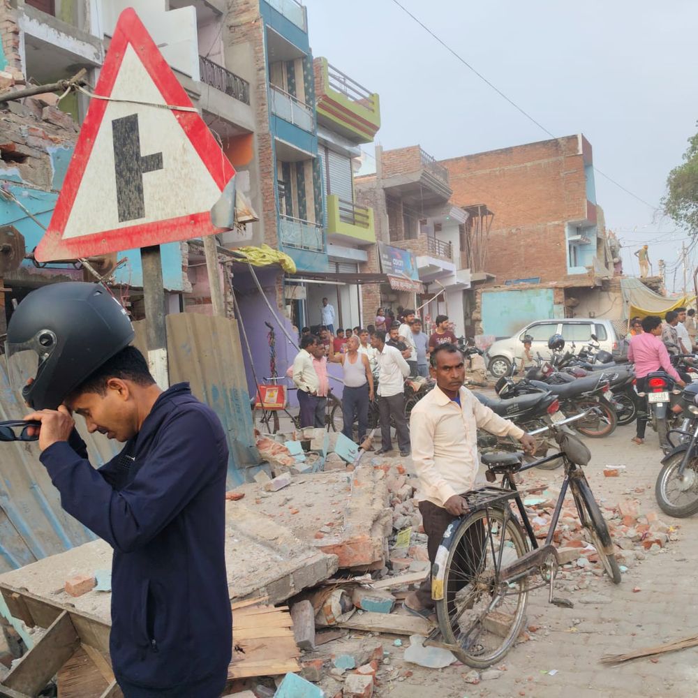 कौशांबी में छत तोड़ते समय मजदूर गिरा, मौत:फोरलेन चौड़ीकरण के लिए मकान तोड़ते समय हुआ हादसा, परिजनों में शोक का माहौल