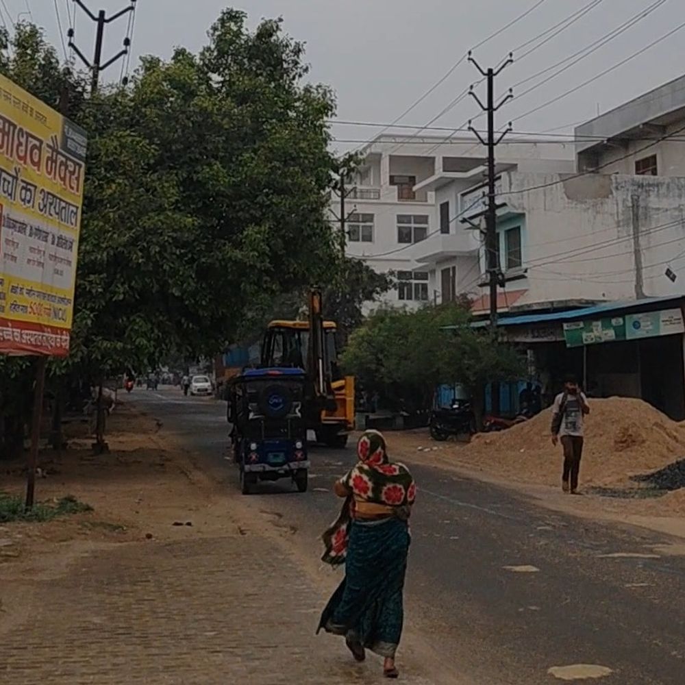 फर्रुखाबाद में मौसम बदला, तेज हवा-बूंदाबांदी:नवाबगंज में 27 गांवों की बिजली गुल, फसलों को नुकसान की आशंका