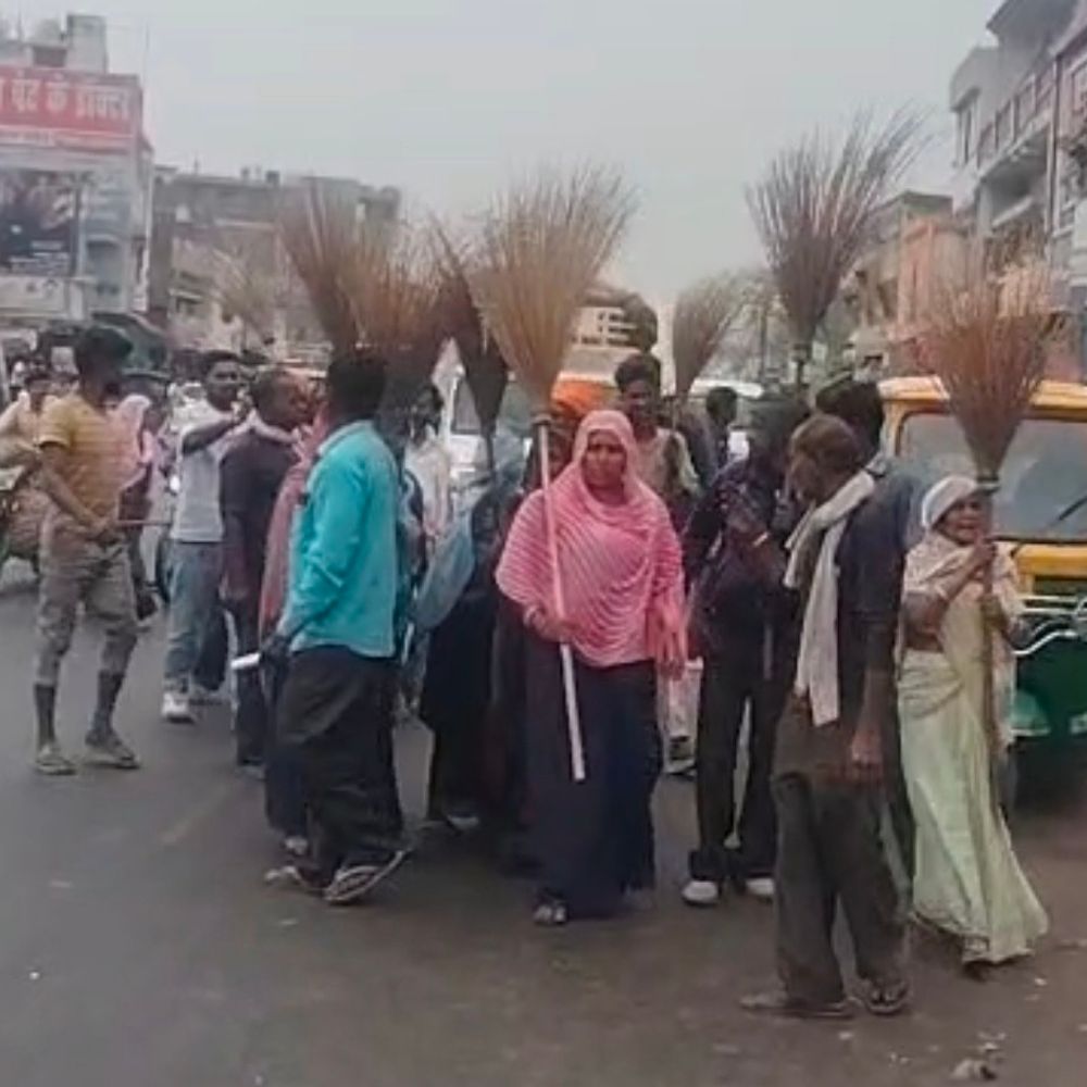 सफाईकर्मियों का नगर पंचायत अध्यक्ष के खिलाफ प्रदर्शन:रायबरेली में अभद्रता और गाली-गलौज के आरोप पर कार्रवाई की मांग