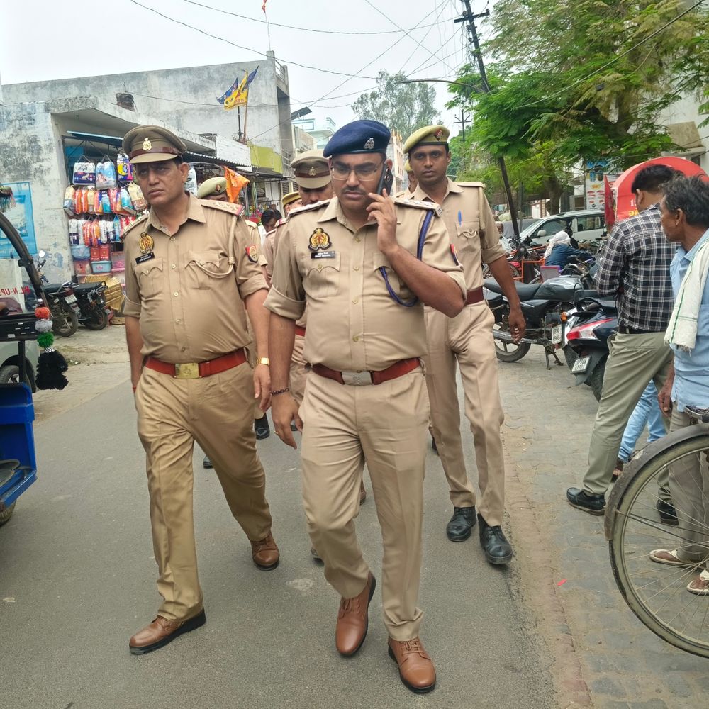 हरदोई में अलविदा की नमाज अदा की गई:शहर की 27 मस्जिदों समेत गांवों में मांगी अमन-चैन की दुआ