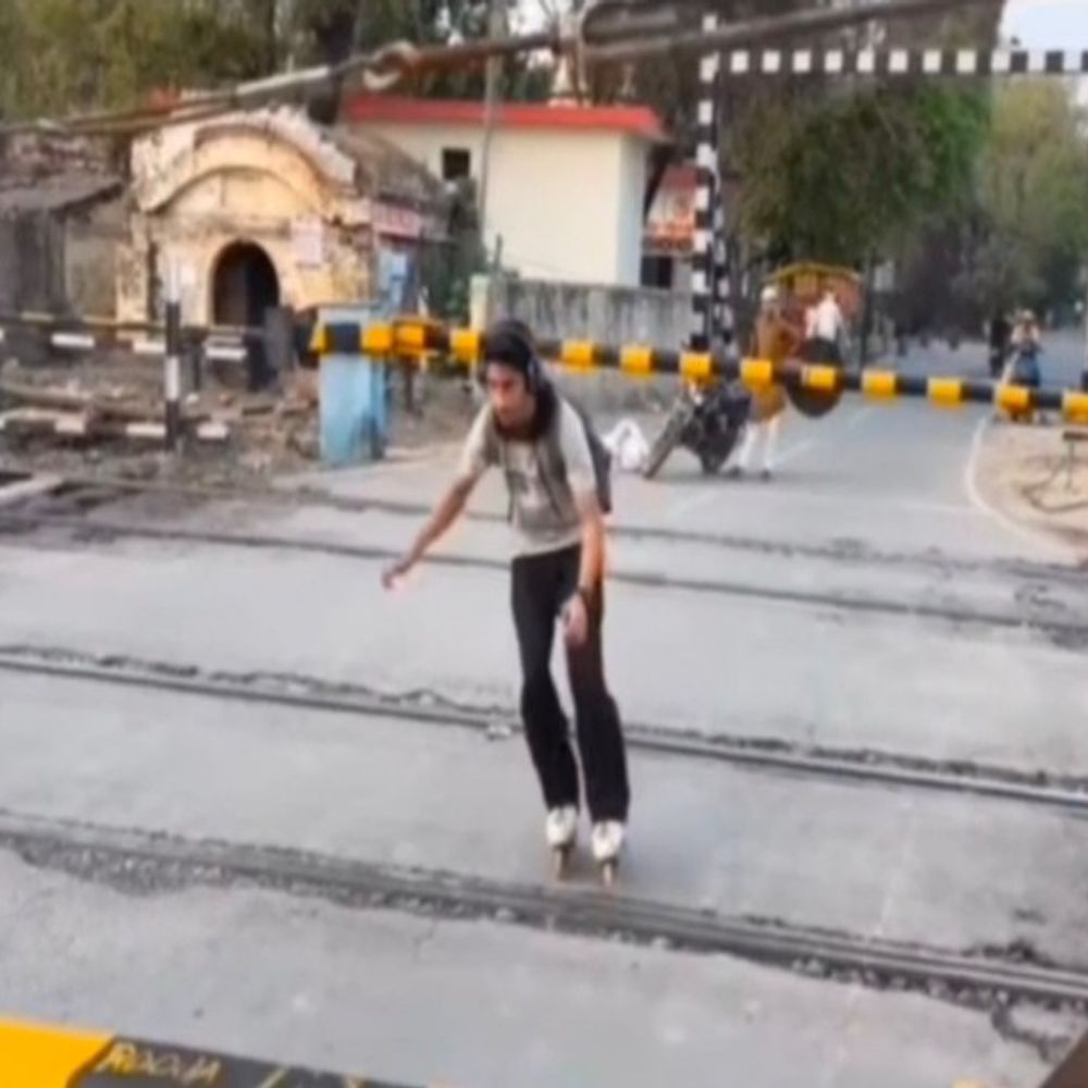 नाबालिग ने बंद रेलवे क्रॉसिंग स्केटिंग से पार की, VIDEO:शाहजहांपुर में जीआरपी ने पिता को थाने बुलाया, समझाकर छोड़ा
