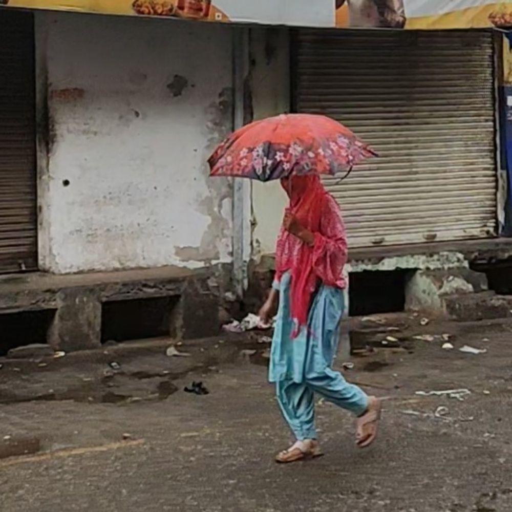 हाथरस में तेज हवा के साथ बारिश:न्यूनतम तापमान 14 डिग्री, 10 KM/H की रफ्तार से हवा, कई इलाकों में बिजली गुल