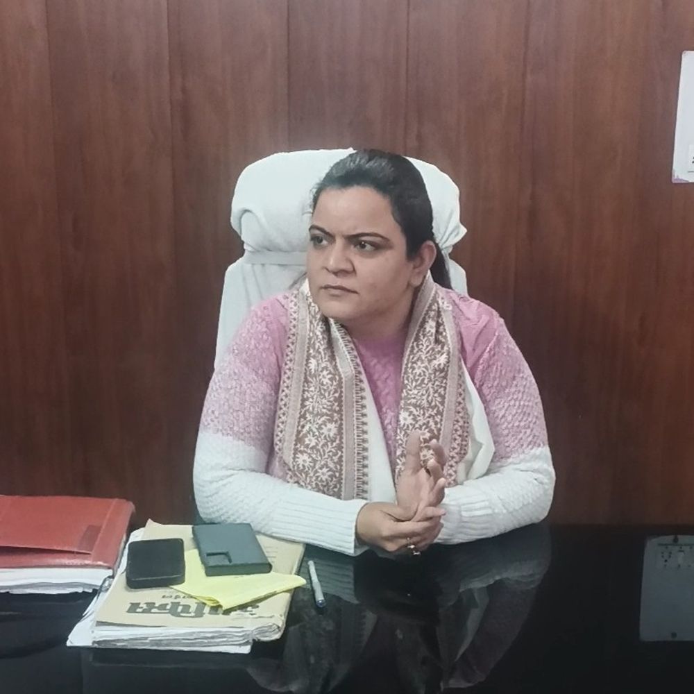 एसडीएम ने गलत पैमाइश पर लेखपाल को किया निलंबित:तमकुहीराज के राजस्व विभाग में हड़कंप; बोलीं- अनियमितता बर्दाश्त नहीं की जाएगी