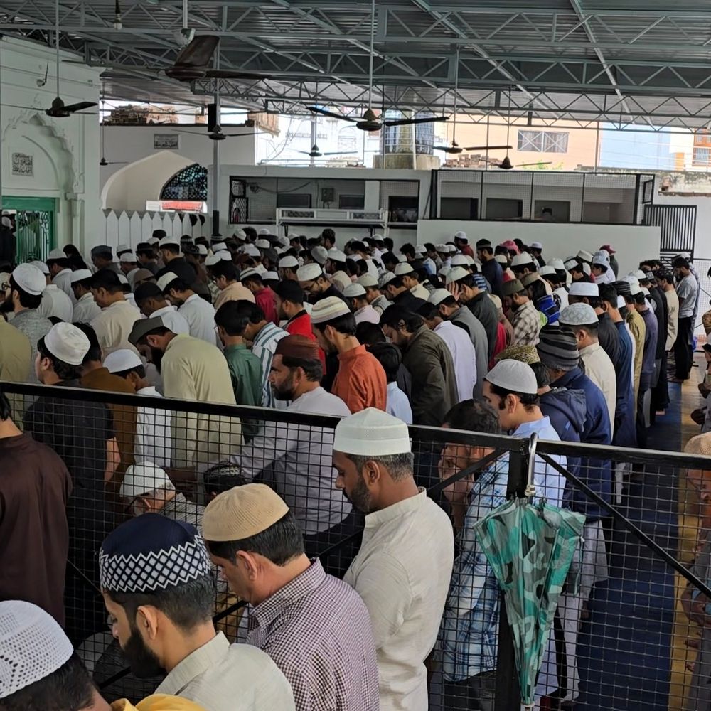 भारी बारिश के बीच अदा हुई अलविदा जुमे की नमाज:हजारों मुस्लिम समुदाय के लोगों ने अमन-शांति और तरक्की की दुआएं मांगी