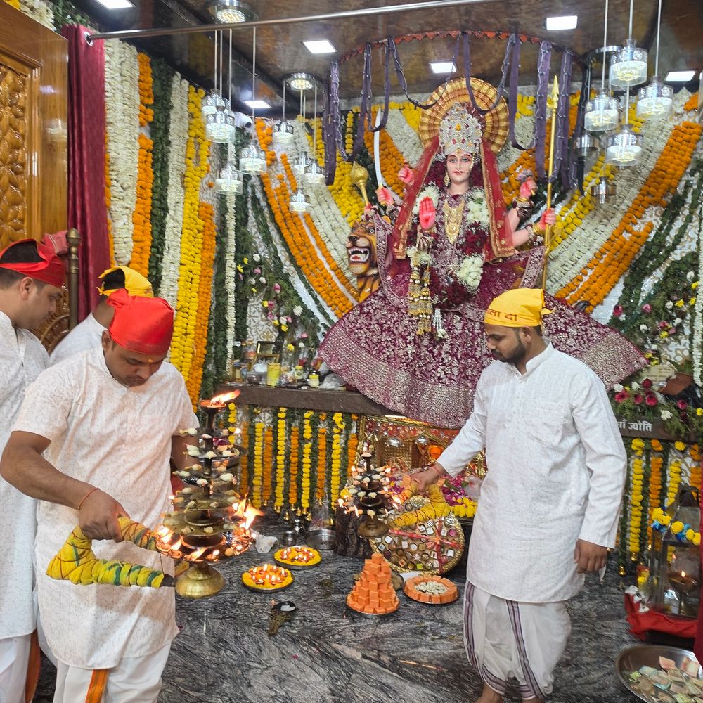 संभल के चामुंडा मंदिर में मां ब्रह्मचारिणी की पूजा:चैत्र नवरात्र के दूसरे दिन महाआरती में उमड़े श्रद्धालु, महिला बोली- योगी सरकार में सनातनियों का बोलबाला
