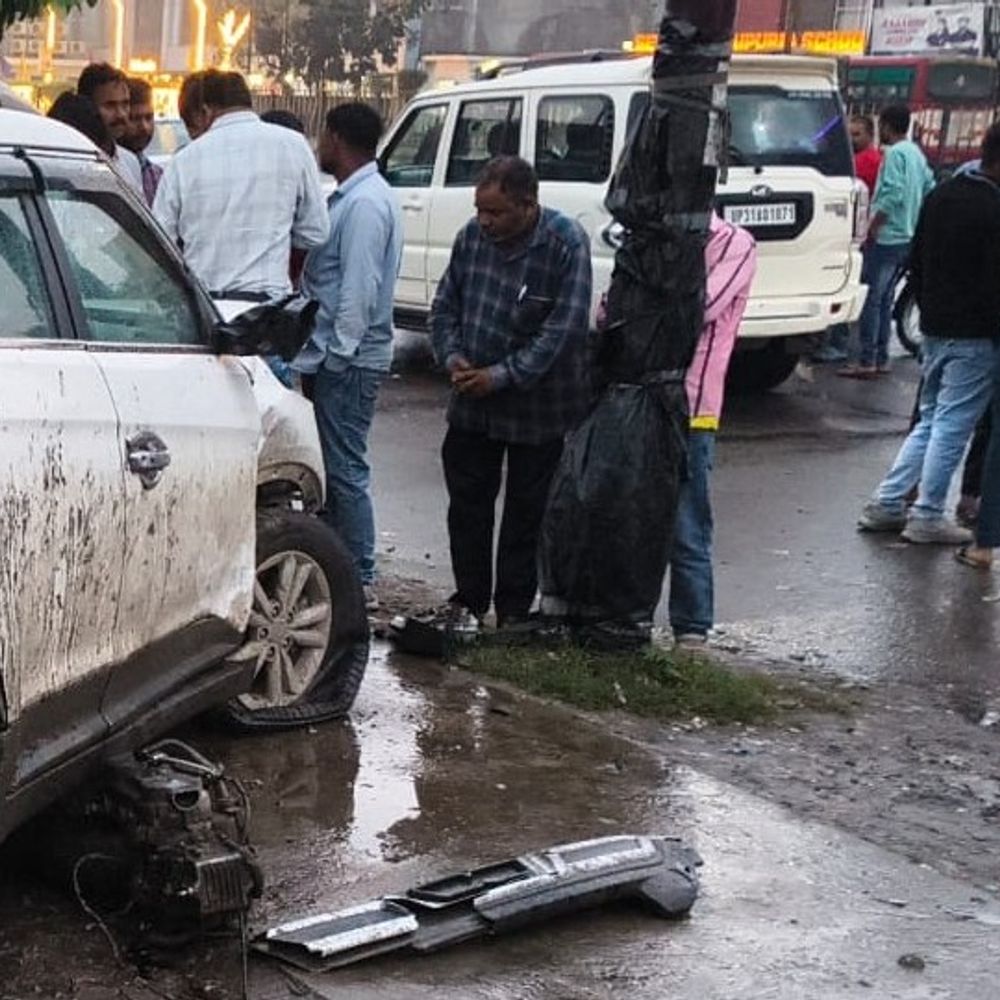 क्रेटा ने खड़ी स्कूटी-बाइक को टक्कर मारी:नाबालिग चला रहा था गाड़ी, बाल-बाल बचे लोग