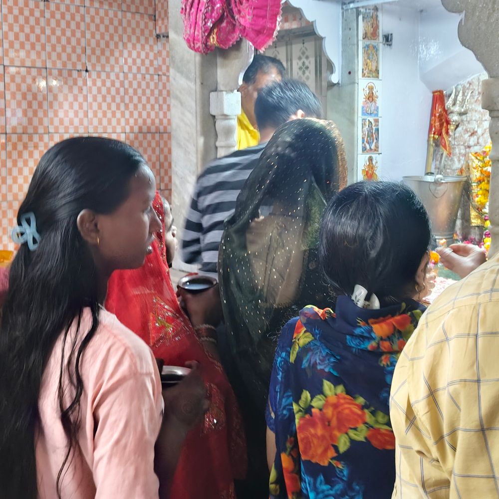 चैत्र नवरात्रि का दूसरा दिन, मां ब्रह्मचारिणी की पूजा:हाथरस के मंदिरों में श्रद्धालुओं की भीड़, बारिश भी नहीं रोक पाई आस्था