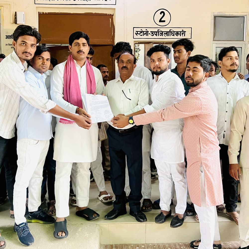 अमेठी ARO को हटाने पर सपा नेता का प्रदर्शन:रक्षामंत्री को ज्ञापन भेजा, युवाओं का अपमान बताया